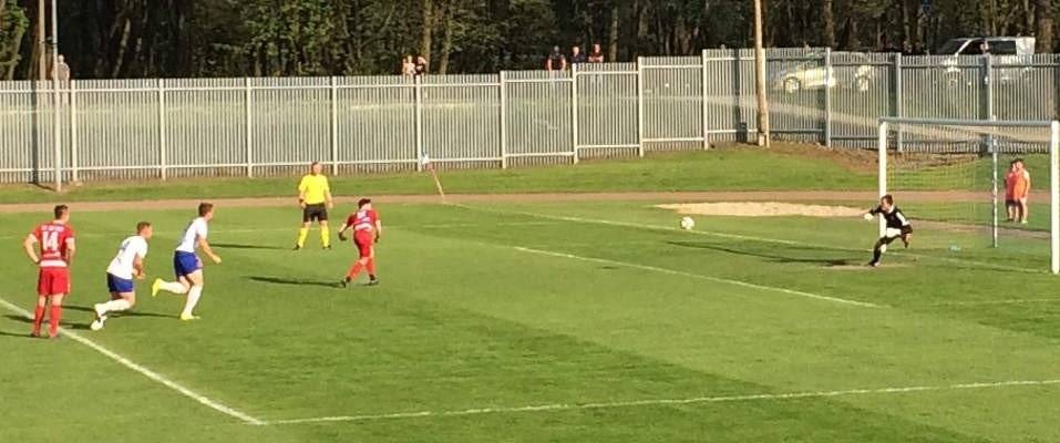 PIŁKA NOŻNA. Bramkarz broni "jedenastkę" i Unia wyszarpuje zwycięstwo