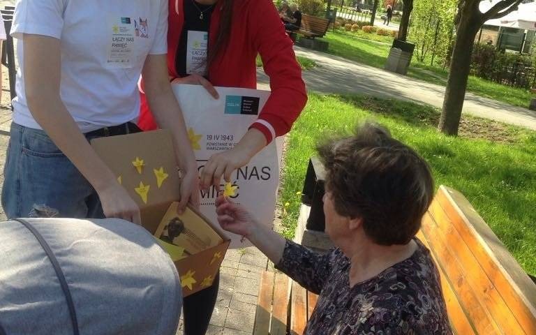 OŚWIĘCIM. Żonkile dla przechodniów. Niecodzienna akcja uczennic "Dwójki"