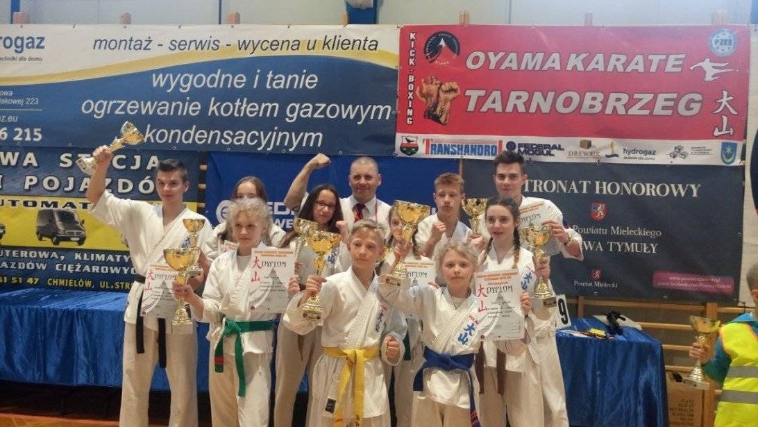 KARATE. Dominika rozstawia rywalki po kątach!