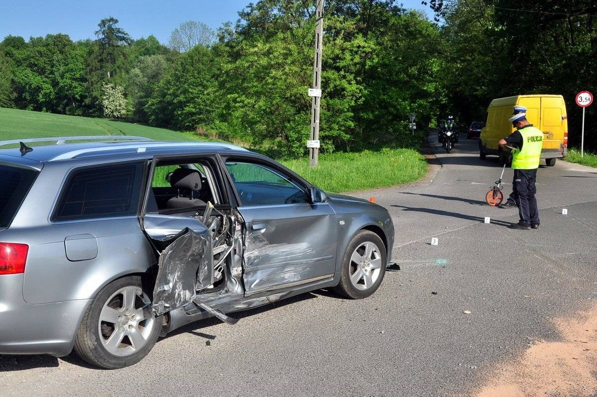OSIEK. Zderzenie audi z fordem. Kobieta w ciąży trafiła do szpitala.