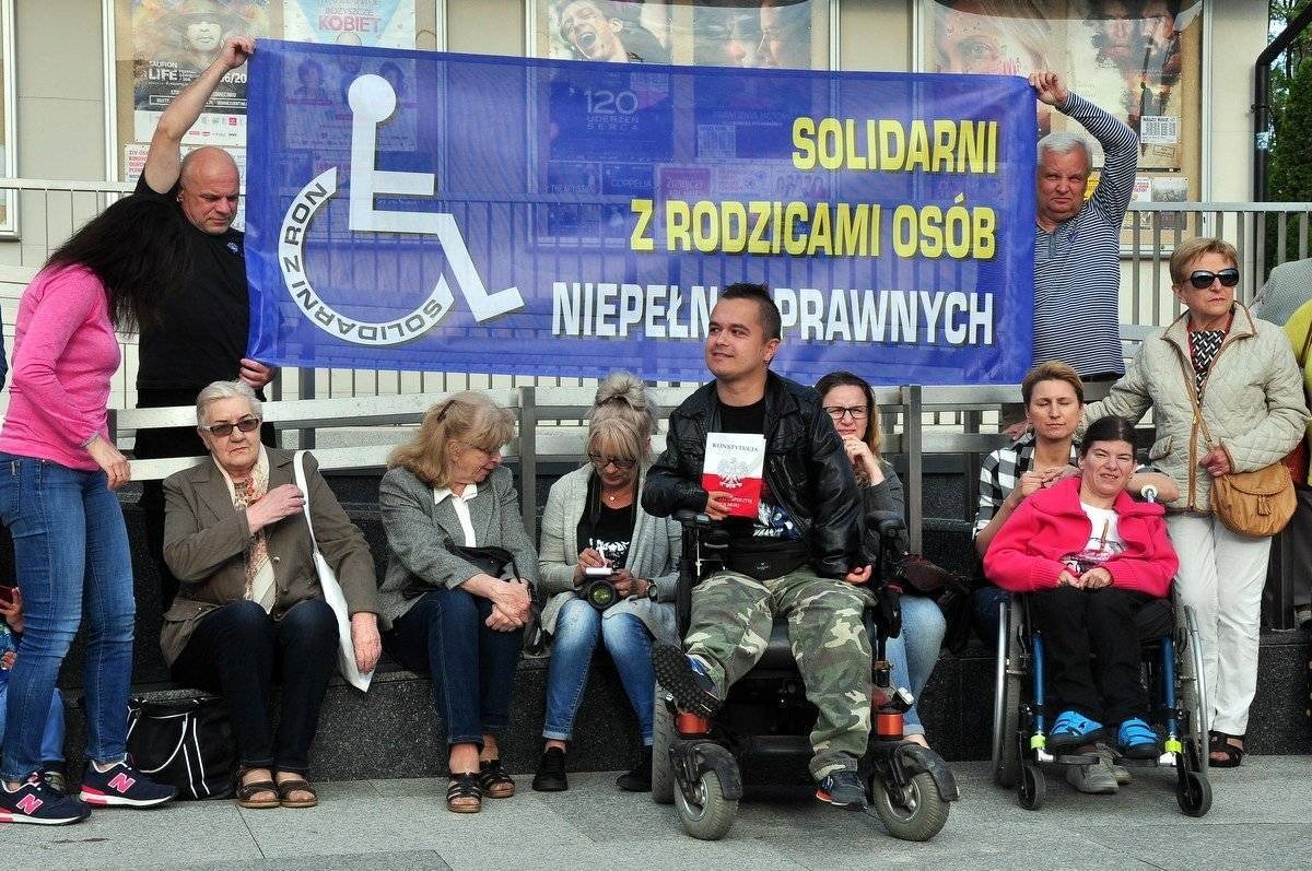 OŚWIĘCIM. Protest niepełnosprawnych przed OCK