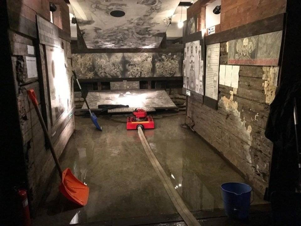 HARMĘŻE. Zalane pomieszczenia unikalnej wystawy "Klisze pamięci. Labirynty"