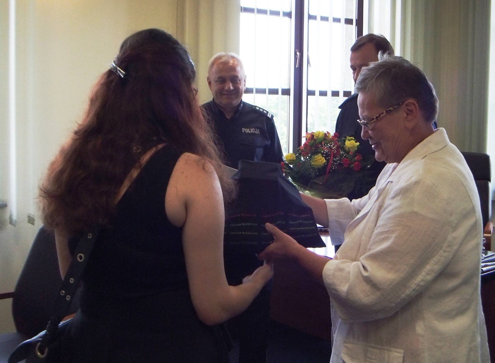 BRZESZCZE. Podziękowania dla 18-latki od komendanta Policji i pani burmistrz
