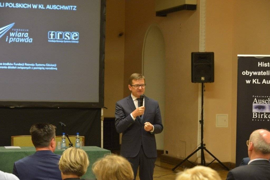 WARSZAWA-OŚWIĘCIM. Młodzi Polacy powinni lepiej poznać historię Auschwitz