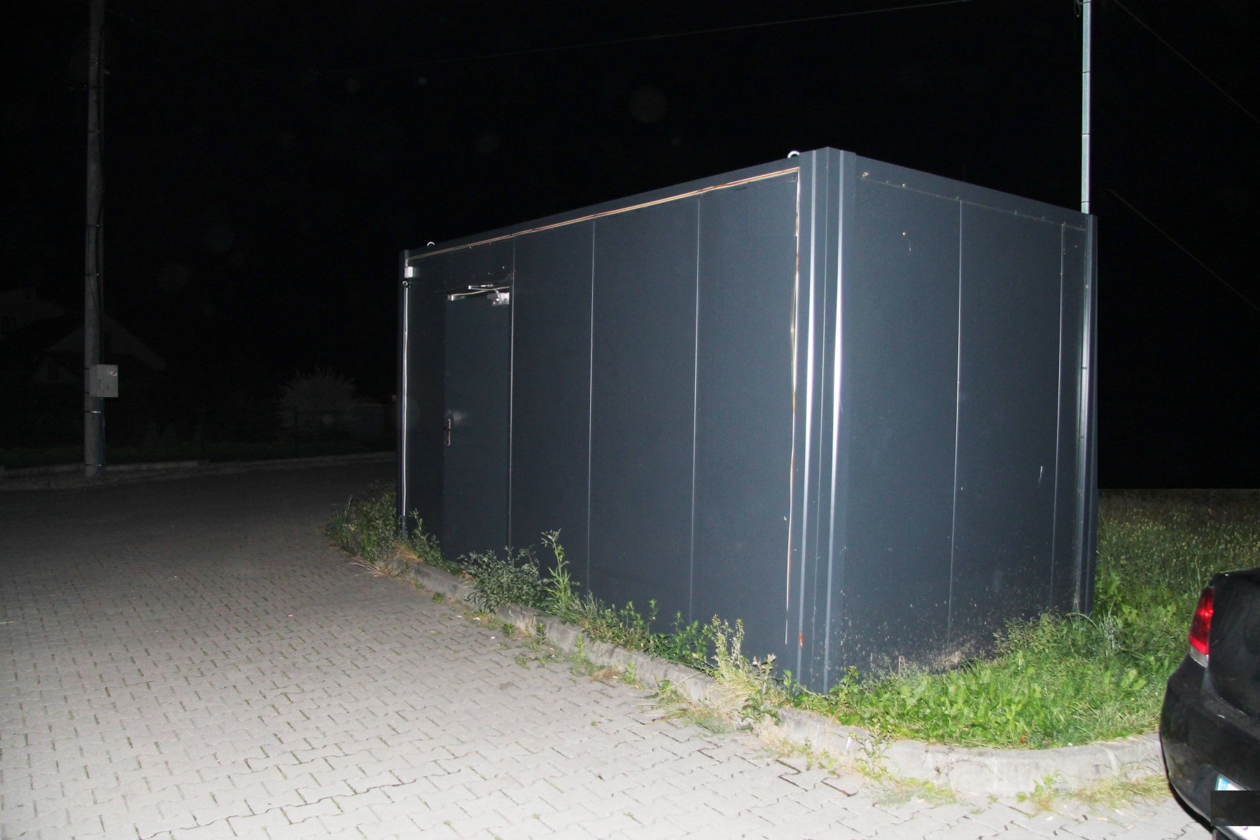 GROJEC. Córeczka w samochodzie, tatuś w nielegalnym salonie gier