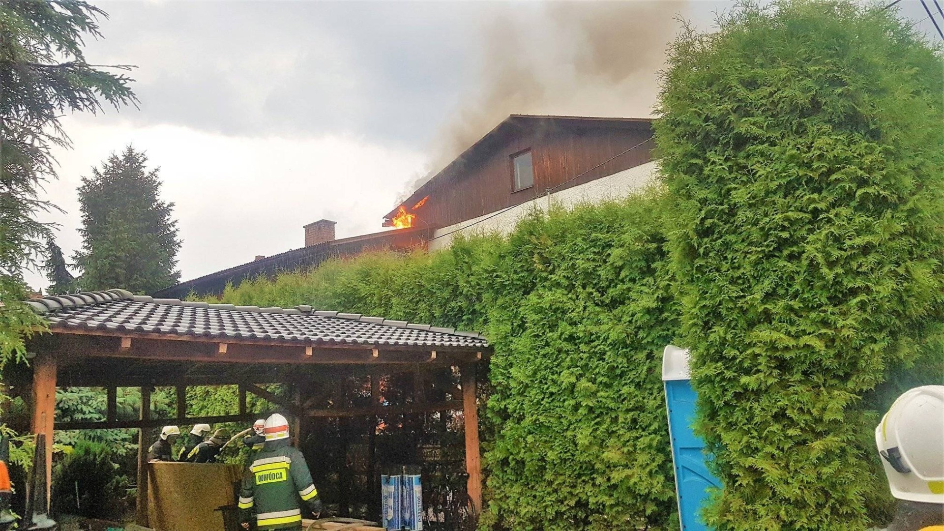 GMINA BRZESZCZE. Pożar domu po uderzeniu pioruna