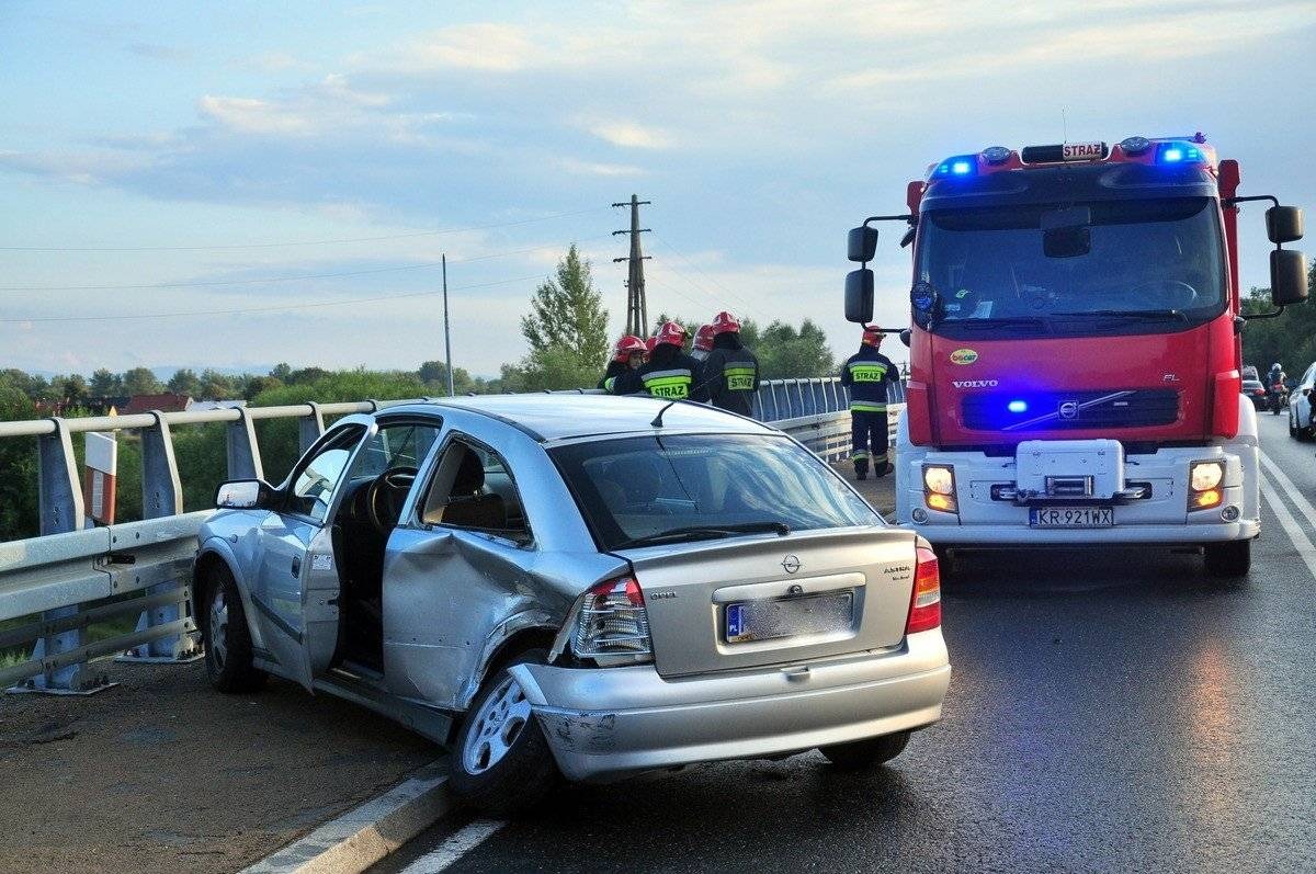 BOBREK. Zbyt duża prędkość przy wjeździe na most