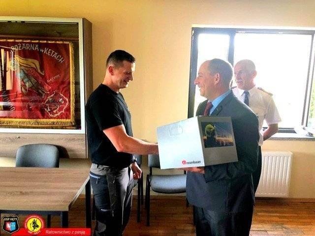 KĘTY. Nowy hełm i rękawice dla super strażaka