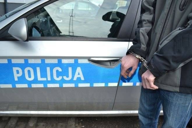 KĘTY. Strażnicy ujęli 22-latka z zakazem kierowania i przekazali go policjantom