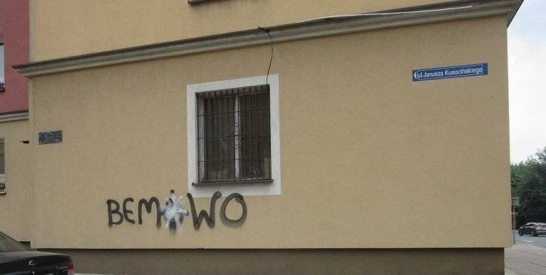 OŚWIĘCIM. Szpecące napisy i malunki na odnowionych elewacjach. Walka z wiatrakami?