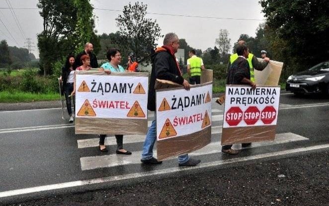 GROJEC. Mieszkańcy blokują ruch na DW 948. Żądają poprawy bezpieczeństwa i przebudowy traktu