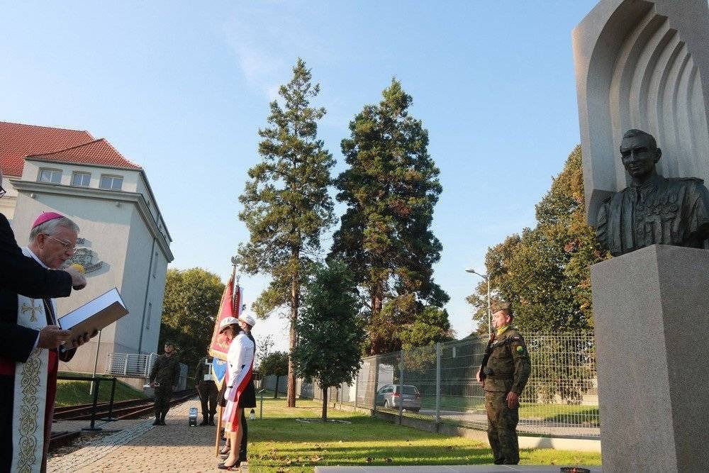 OŚWIĘCIM. Pomnik rtm. Pileckiego stanął obok uczelni