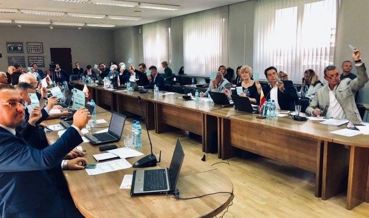 OŚWIĘCIM. Radni (powiatu) stanęli na wysokości zadania. Zbigniew Starzec ma powody do zadowolenia