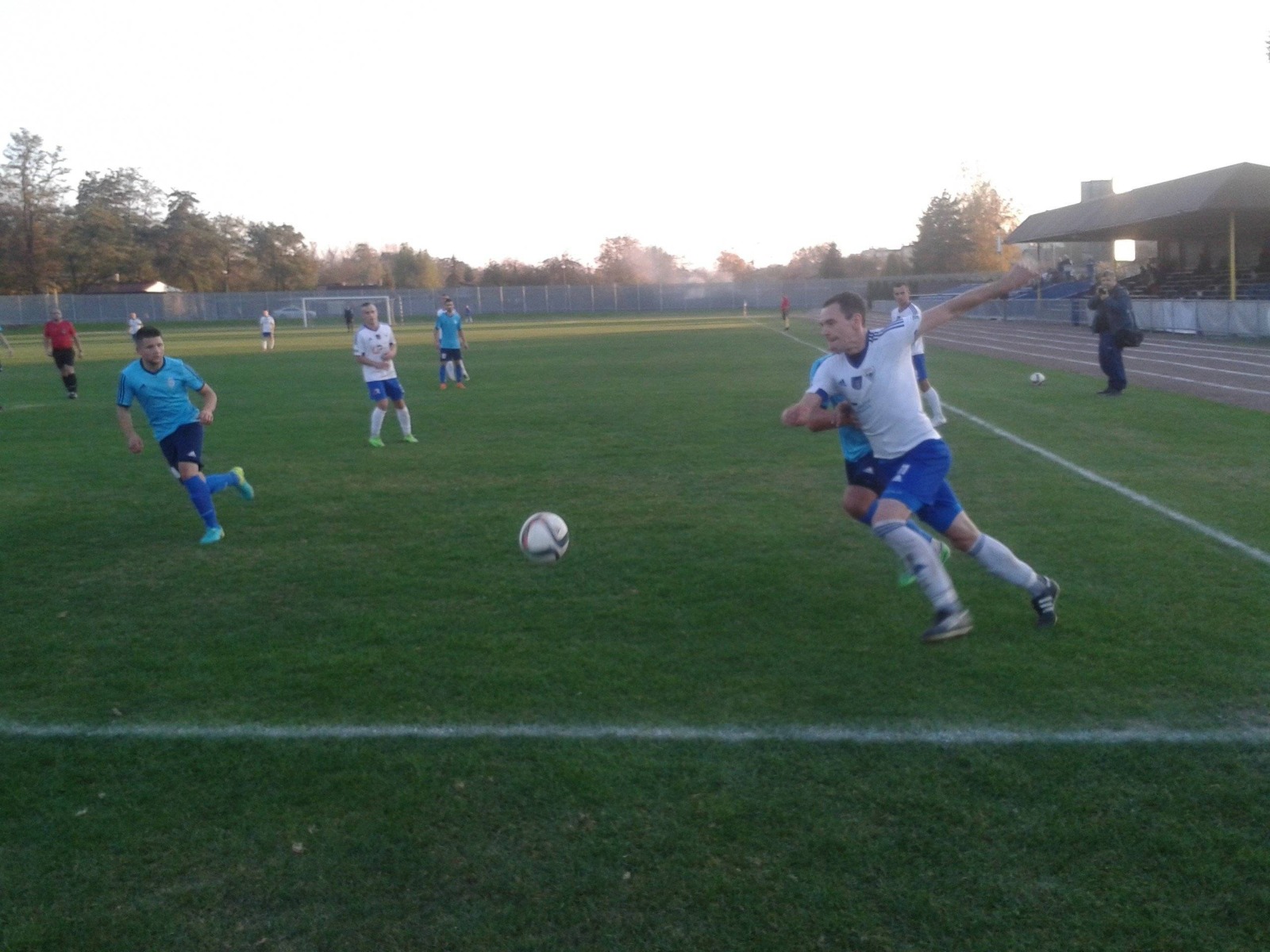 PIŁKA NOŻNA. Unia traci dwa punkty po ostatniej akcji. Komplet sobotnich wyników!