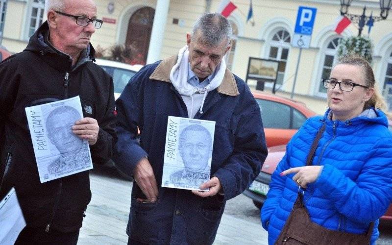 OŚWIĘCIM. Zapalili znicze w pierwszą rocznicę samospalenia śp. Piotra Szczęsnego