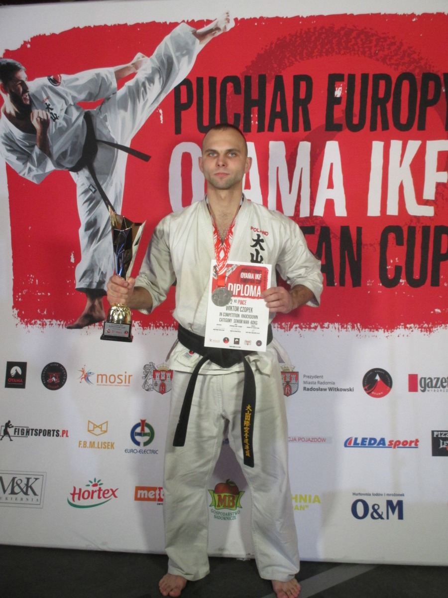 KNOCKDOWN. Wiktor Czopek w srebrnym kolorze