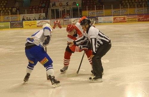 HOKEJ NA LODZIE. Pluszaki wylądują na lodzie