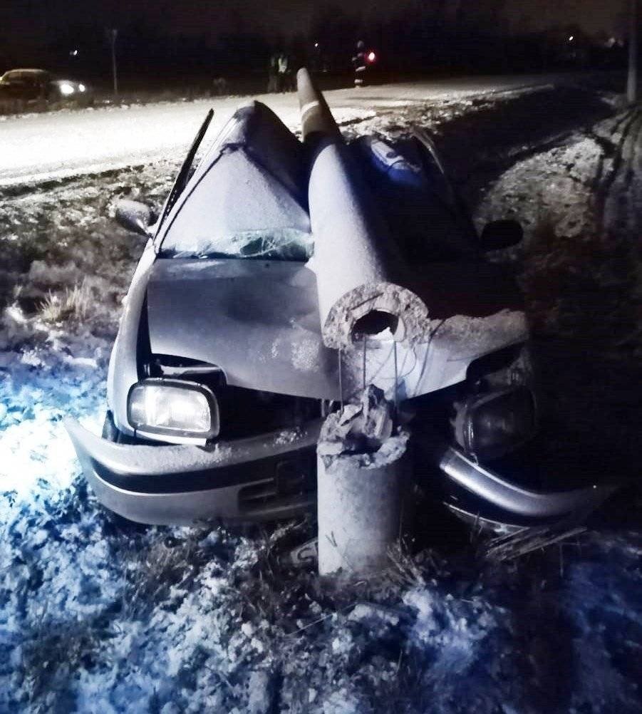 WILCZKOWICE. Betonowy słup spadł na auto. W środku siedzieli młodzi ludzie...