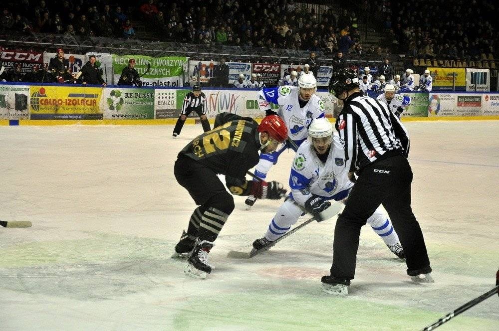 HOKEJ NA LODZIE. Zdobywca Pucharu Polski na drodze oświęcimian. Trandin i Przygodzki na celowniku