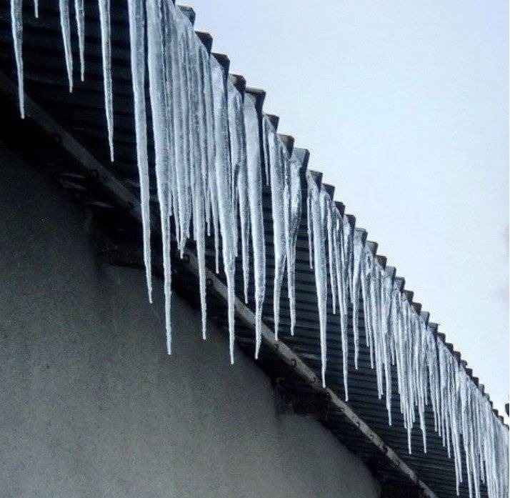 POWIAT. Oczyść dach ze śniegu i sopli. Policja przypomina o tym obowiązku