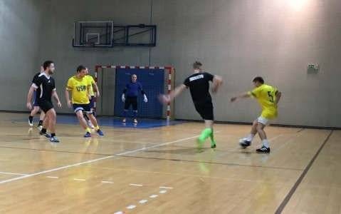 FUTBOL HALOWY. Tercet na czele