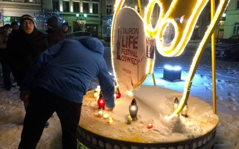 OŚWIĘCIM. Zapalili znicze na Rynku i symbolicznie pożegnali Pawła Adamowicza