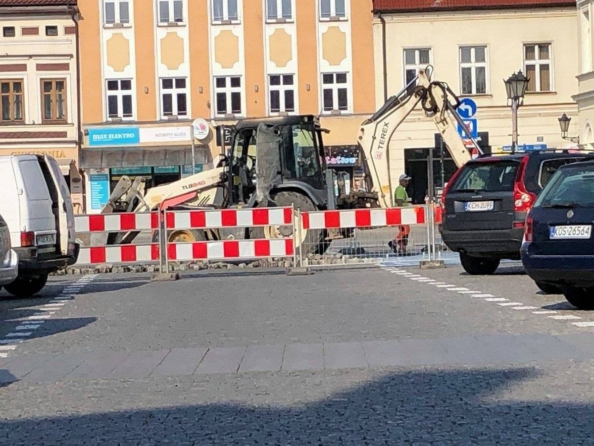 OŚWIĘCIM. Utrudnienia w ruchu drogowym na Rynku Głównym przedłużają się