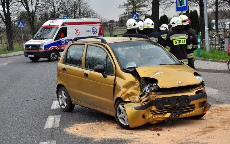 BRZESZCZE. Zderzenie mercedesa z daewoo. Trzy osoby trafiły do szpitala