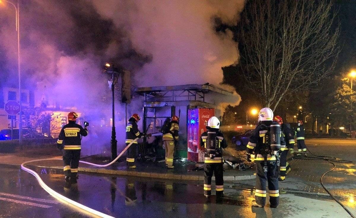OŚWIĘCIM. Kiosk z gazetami spłonął doszczętnie. Ogień rozprzestrzenił się ze śmietnika