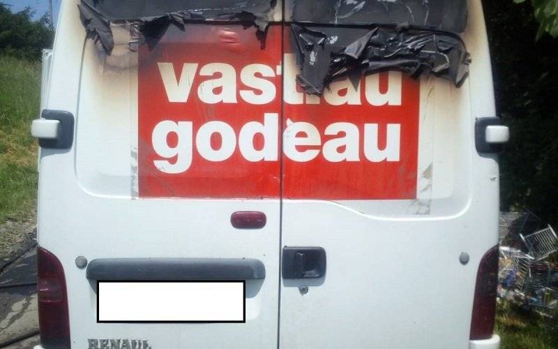 GROJEC. Zapalił się samochód dostawczy. Kierowca sam chciał ugasić pożar