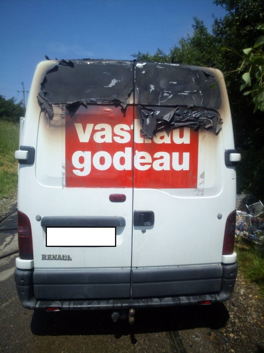 GROJEC. Zapalił się samochód dostawczy. Kierowca sam chciał ugasić pożar