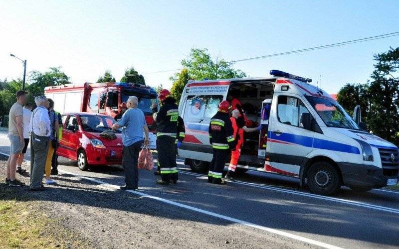 CHEŁMEK. 77-letni kierowca potrącił małżeństwo. Sam potrzebował pomocy medycznej