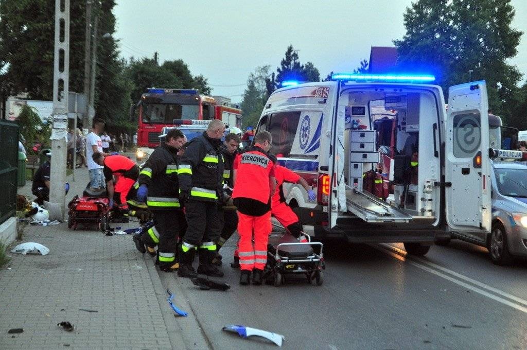 KĘTY. Motocykl rozpadł się na kawałki. Dwie osoby trafiły do szpitala