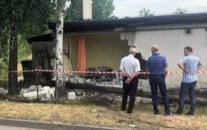 KĘTY. „Ściął” słup i wbił się w budynek. Dwie osoby trafiły do szpitala