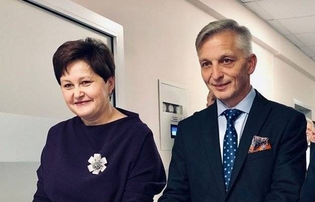 POWIAT. Starosta Marcin Niedziela podziękował dyrektor ZOZ w Oświęcimiu za blisko 20 lat pracy w oświęcimskim szpitalu