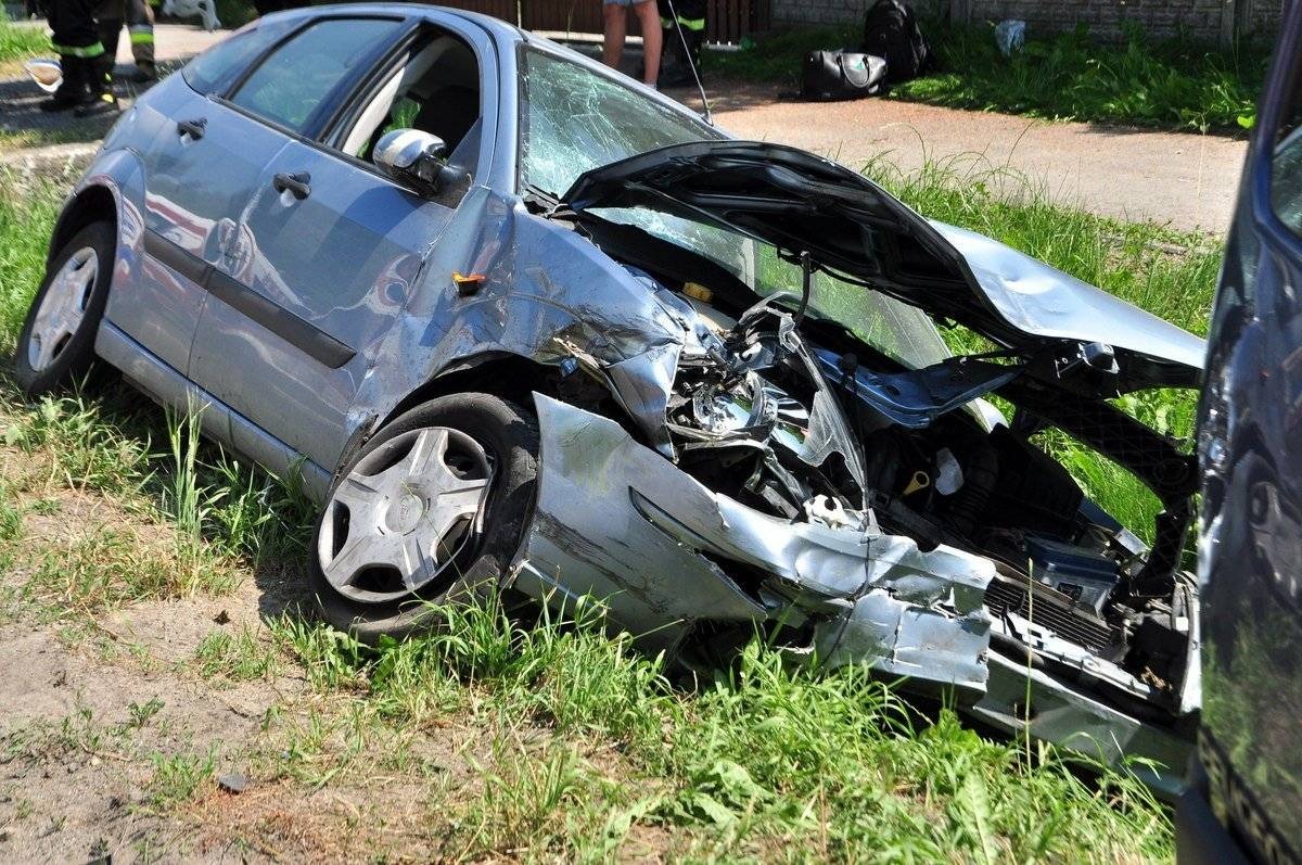 BULOWICE. Wyprzedzał ciąg samochodów na podwójnej ciągłej. Uderzył w peugota