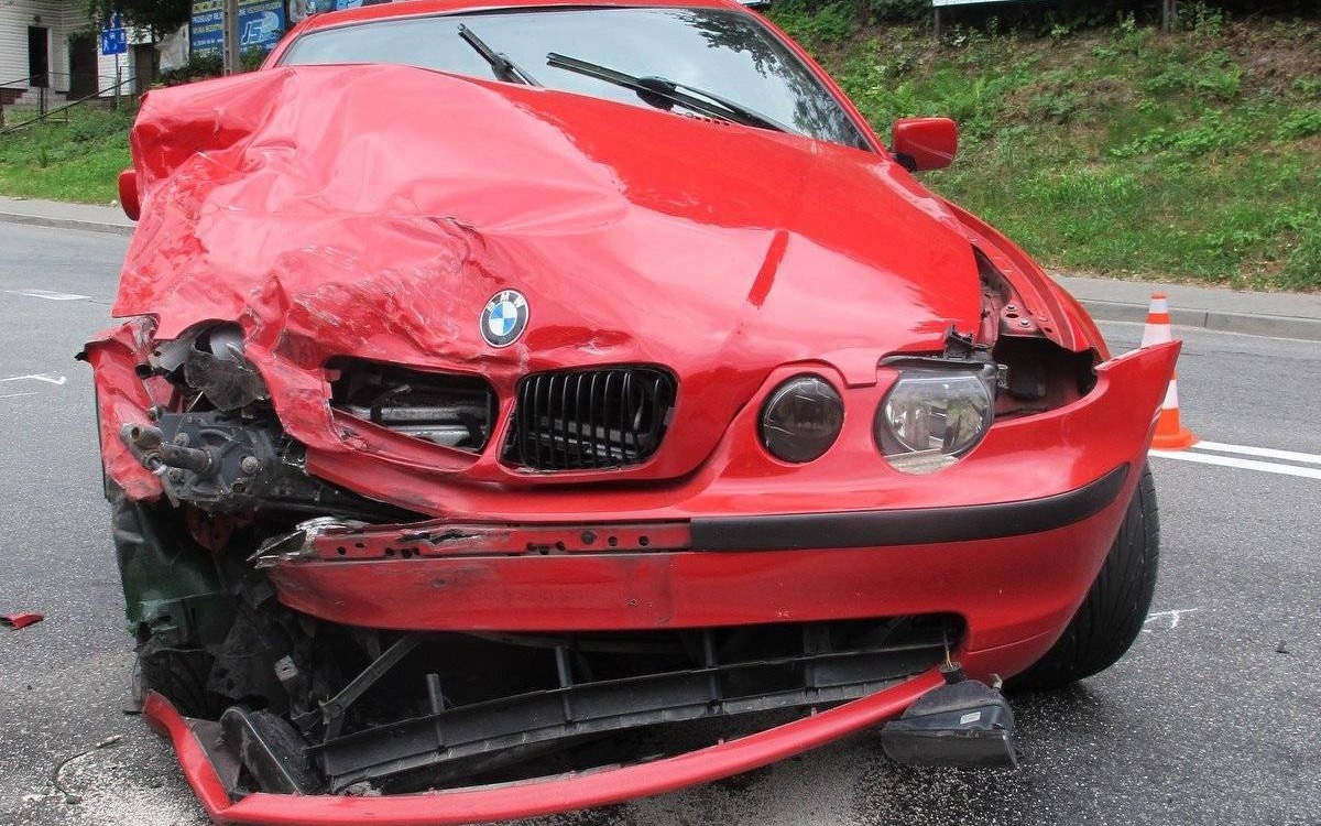 ZATOR. Zderzyły się dwa bmw. 30-latek trafił do szpitala