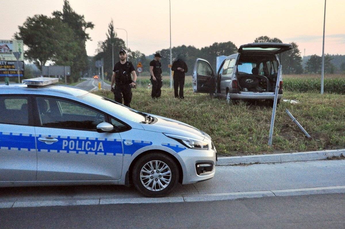 ŁĘKI. Ze zmęczenia zasnął za kierownicą. Wjechał wprost na rondo
