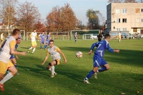 PIŁKA NOŻNA. Ligi na jesiennym półmetku. Sprawdź sobotnie wyniki!