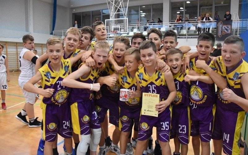 KOSZYKÓWKA. Młodzicy Kadeta pod koszem w „Mieście Soli”