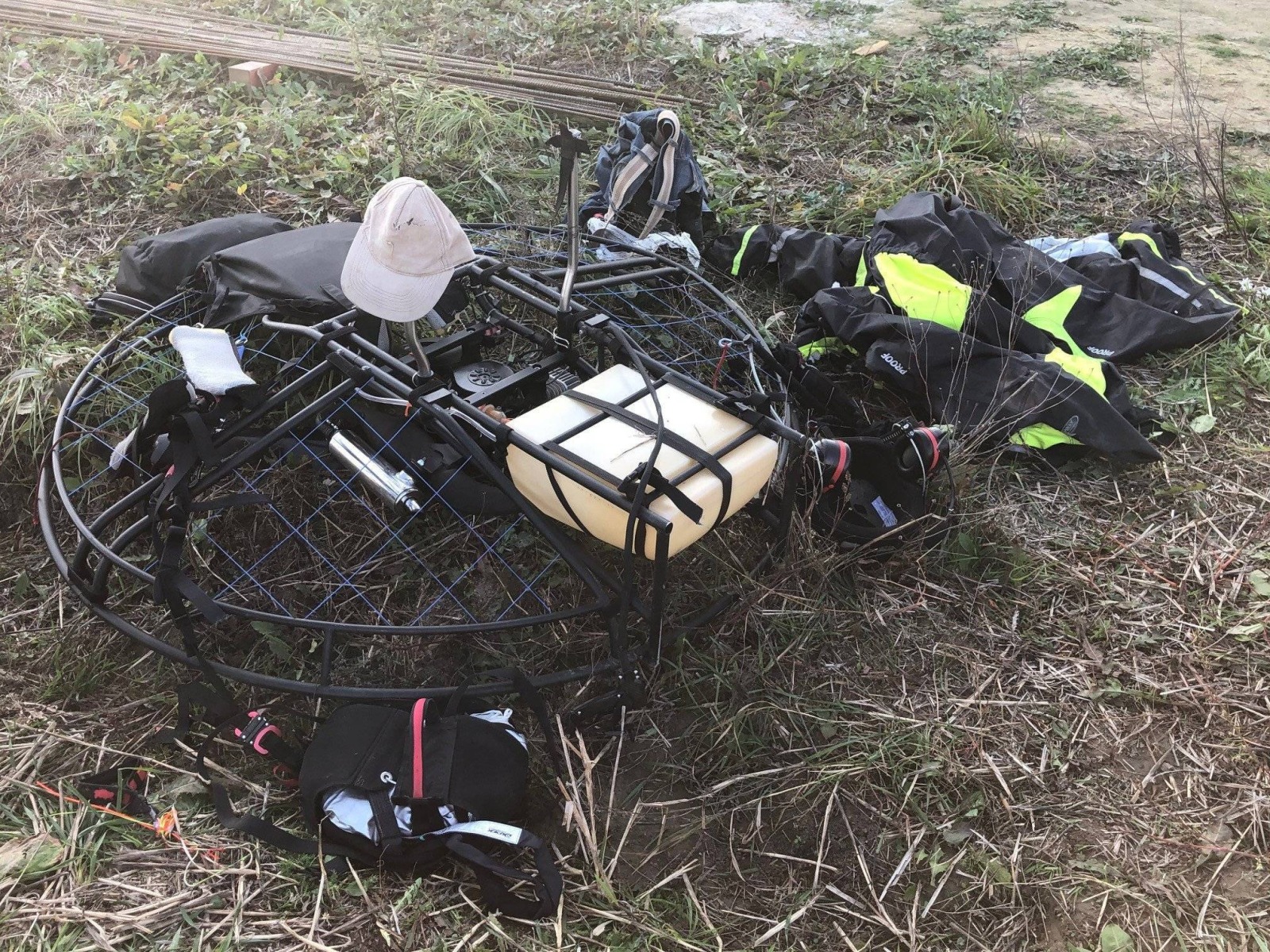 ZASOLE BIELAŃSKIE. 22-letni paralotniarz z Kęt zawisł na przewodach elektrycznych