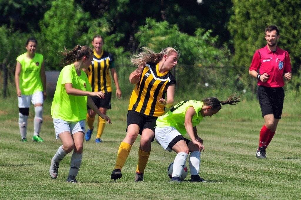 PIŁKA NOŻNA. Iskierki wypunktowane niczym Wisła w Warszawie