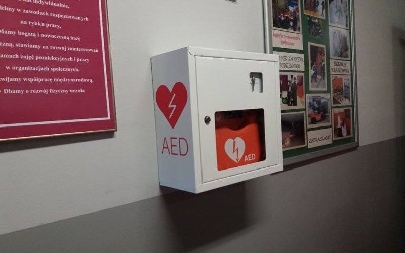BRZESZCZE. Powiatowa „szóstka” otrzymała automatyczny defibrylator AED