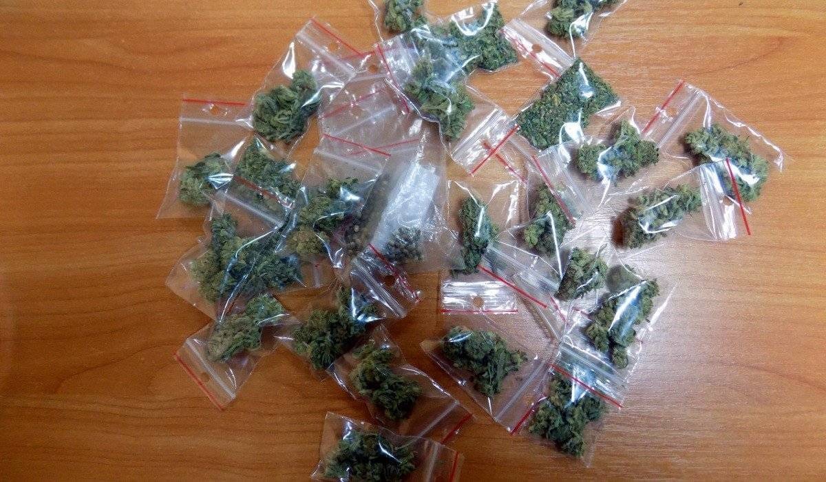 OŚWIĘCIM. Pił alkohol w miejscu publiczny. W domu miał blisko 300 porcji marihuany