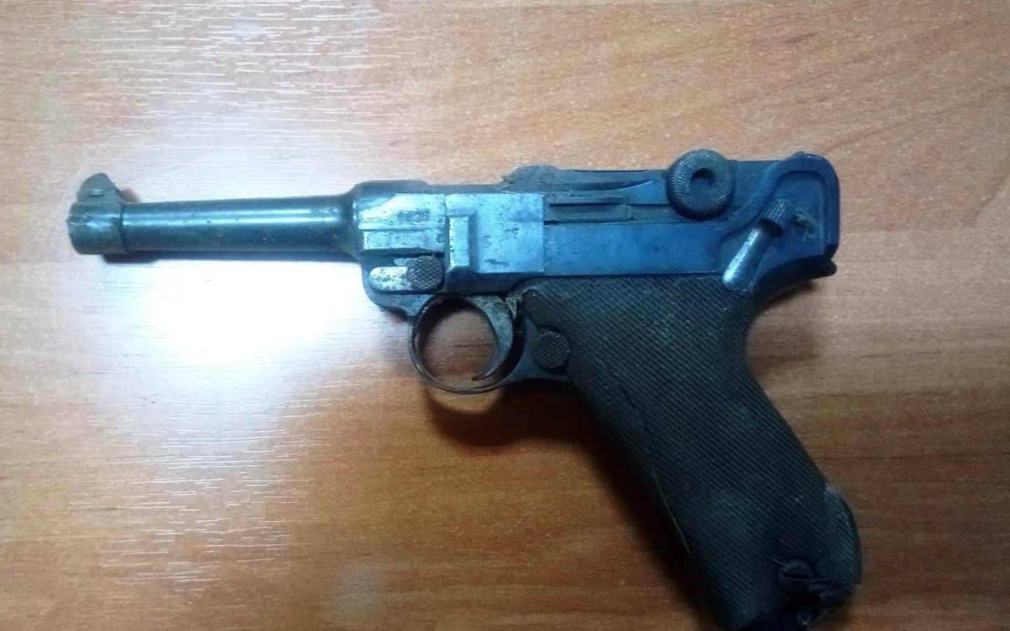 ZATOR. W ścianie przedwojennego budynku znaleźli pistolet z 1918 roku