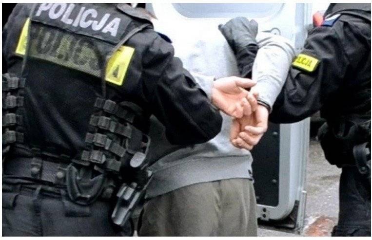 OŚWIĘCIM. Dźgnął nożem żonę i uciekł. Szybko został złapany przez policjantów