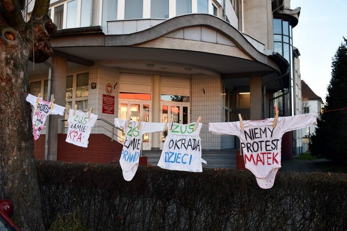 OŚWIĘCIM. Matki kontra ZUS. Niemy protest w Oświęcimiu