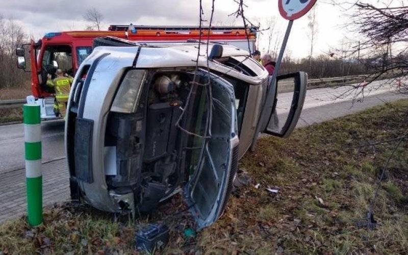 GORZÓW. Po zderzeniu skoda przewróciła się na bok