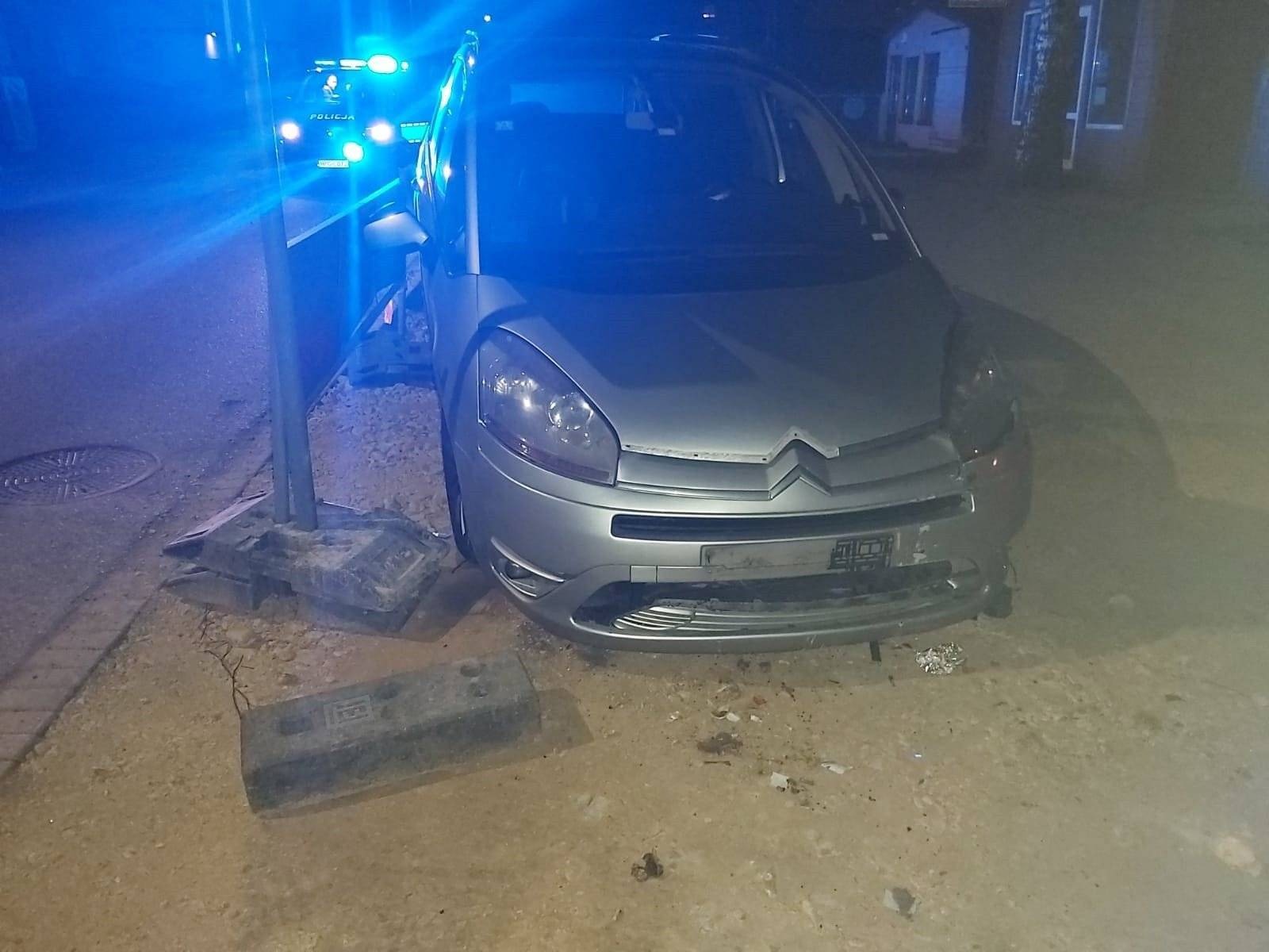 OŚWIĘCIM. 35-letni kierowca kierując citroenem wypadł z drogi i uderzył w inny pojazd. Był pijany