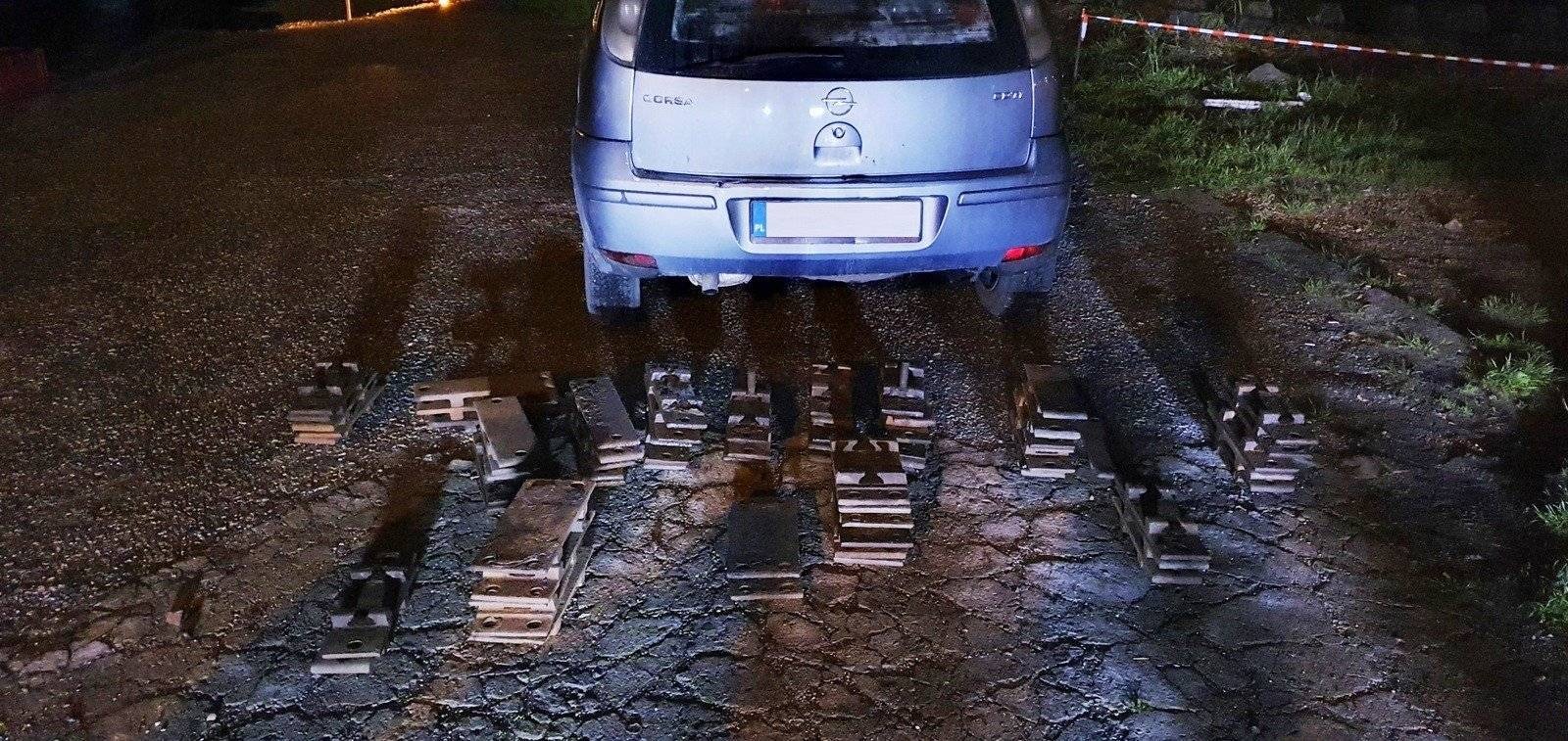 CHEŁMEK. Kradli trakcję kolejową. Wpadli bo przeładowali bagażnik